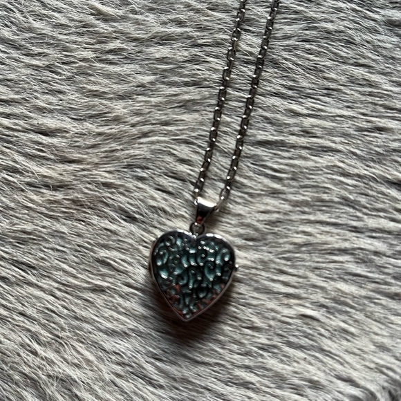 Heart locket on 20” chain - Picture 4 of 5